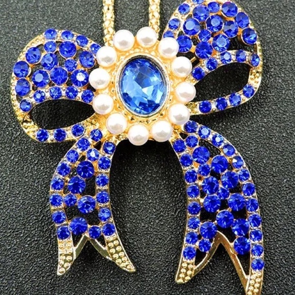 BETSEY JOHNSON BLUE PEARL & CRYSTAL BOW NECKLACE - Picture 1 of 6